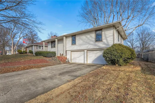 $309,900 | 305 Southwest Marion Lane, Lee's Summit, MO 64081