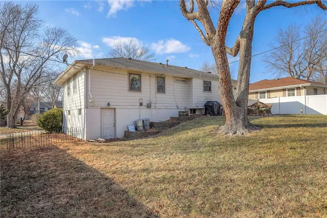 $309,900 | 305 Southwest Marion Lane, Lee's Summit, MO 64081