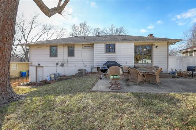 $309,900 | 305 Southwest Marion Lane, Lee's Summit, MO 64081