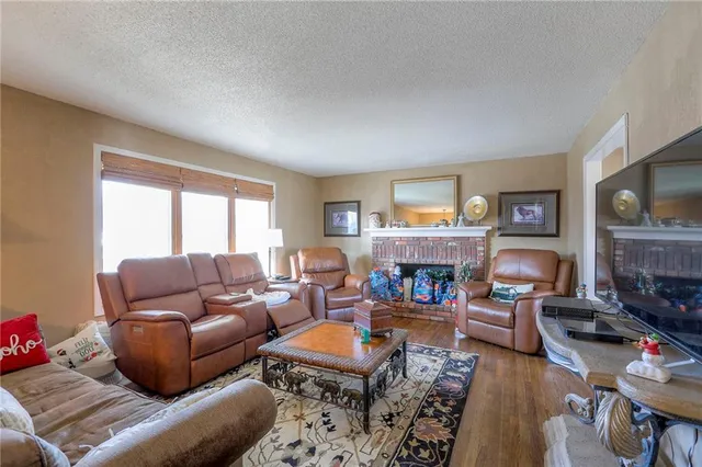 $309,900 | 305 Southwest Marion Lane, Lee's Summit, MO 64081