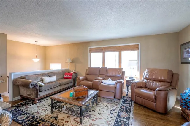 $309,900 | 305 Southwest Marion Lane, Lee's Summit, MO 64081