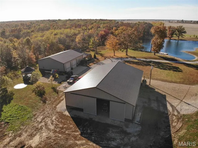 $625,000 | 2076 Wisher Road, Patoka, IL 62875
