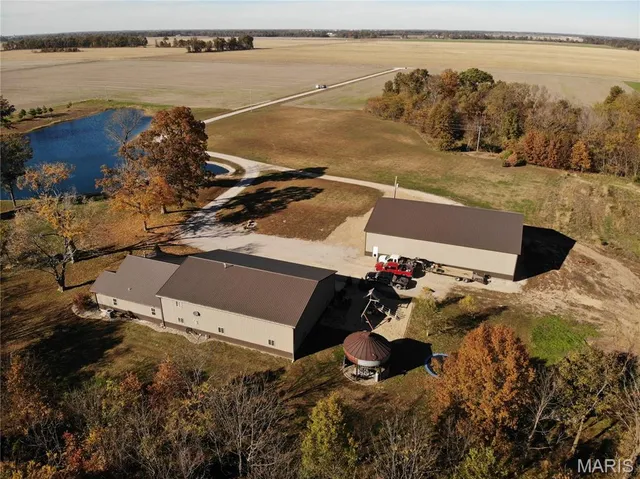 $625,000 | 2076 Wisher Road, Patoka, IL 62875