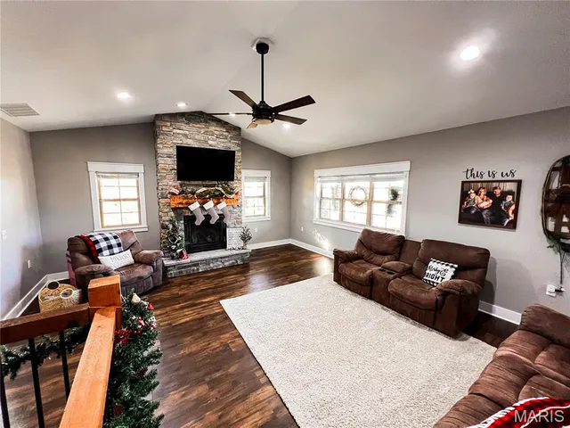 $625,000 | 2076 Wisher Road, Patoka, IL 62875