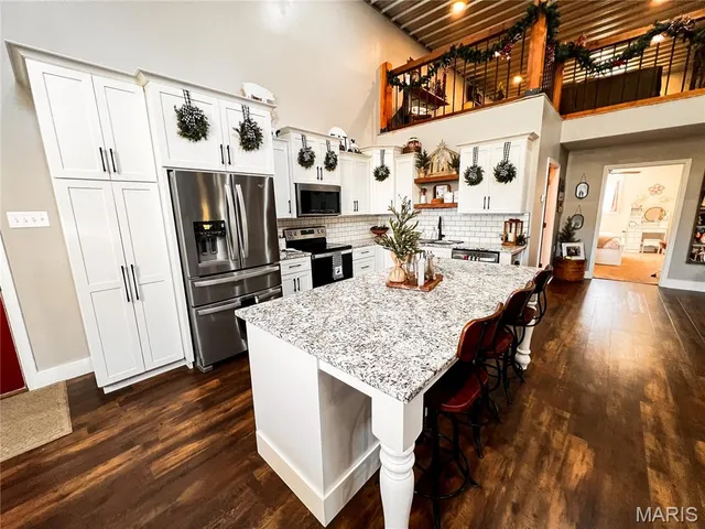 $625,000 | 2076 Wisher Road, Patoka, IL 62875