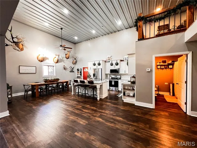 $625,000 | 2076 Wisher Road, Patoka, IL 62875