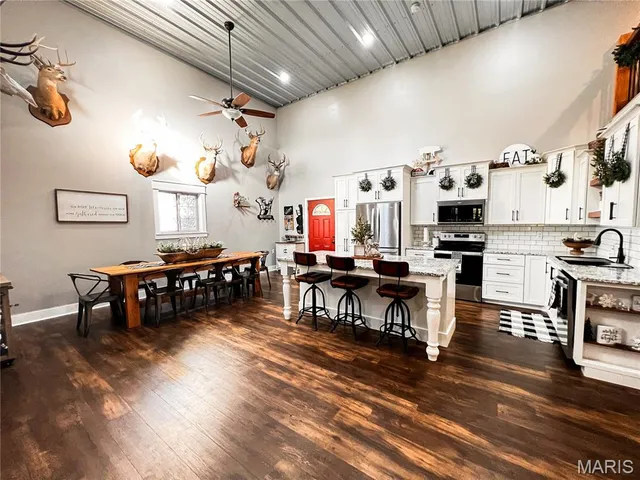 $625,000 | 2076 Wisher Road, Patoka, IL 62875