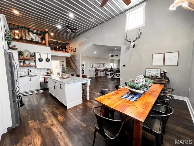 $625,000 | 2076 Wisher Road, Patoka, IL 62875