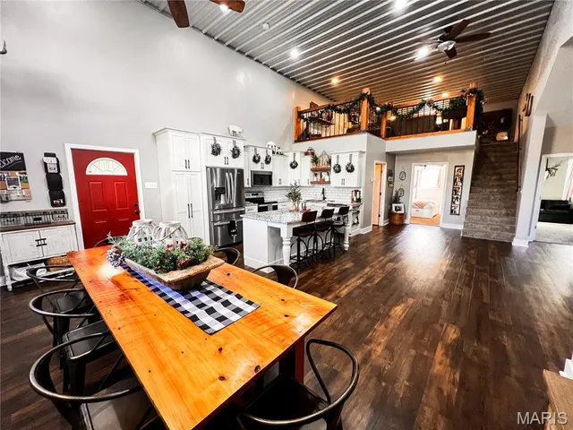 $625,000 | 2076 Wisher Road, Patoka, IL 62875