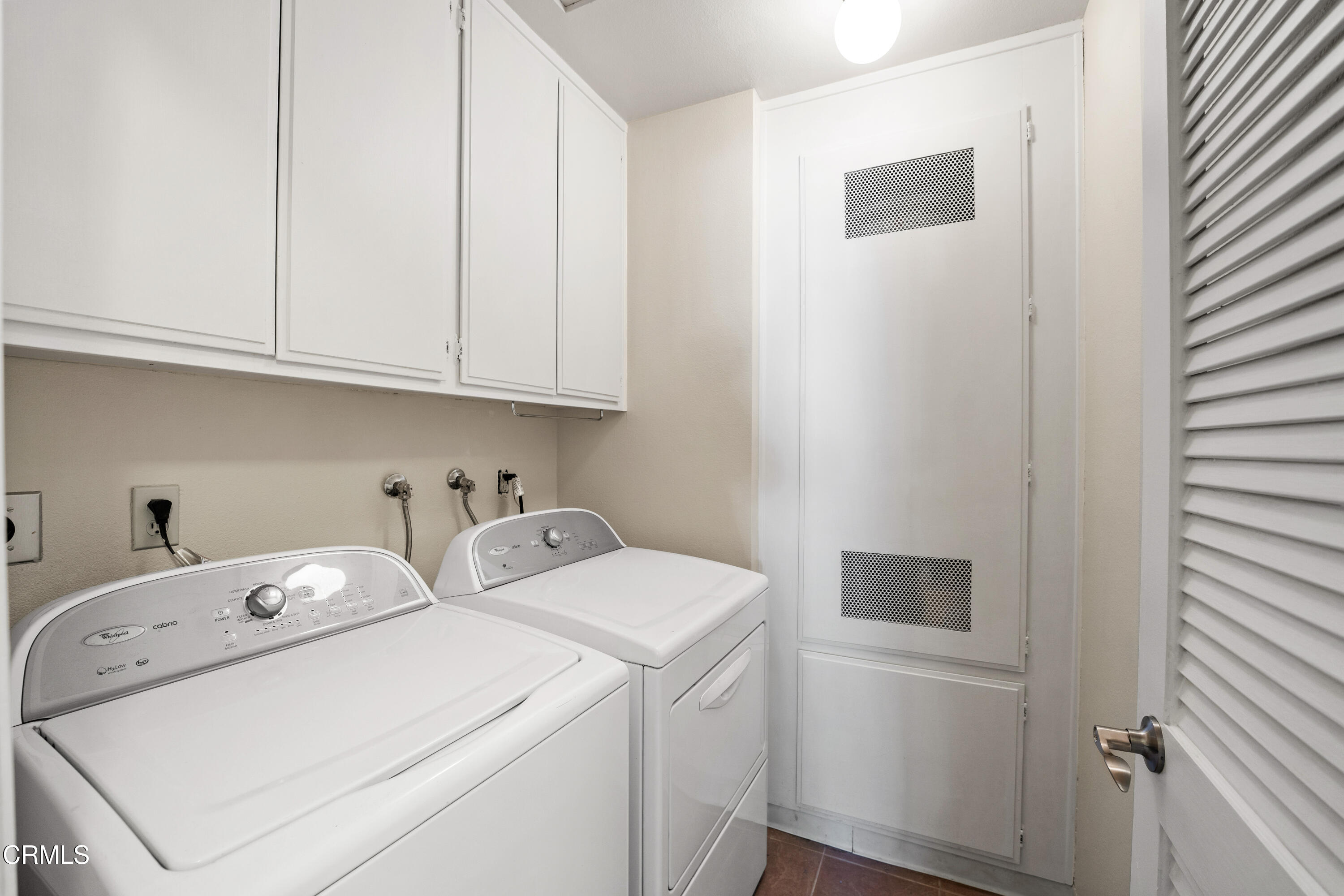 500 Holly Avenue Oxnard, CA 93036 - Photo 25 of 33 a utility room with dryer and washer