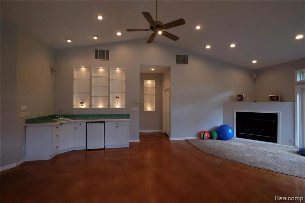 693 John R Road Rochester Hills, MI 48307 - Photo 11 of 36