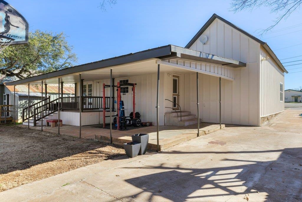 403 West Main Street Llano, TX 78643 - Photo 21 of 28 a backyard of a house with table and chairs