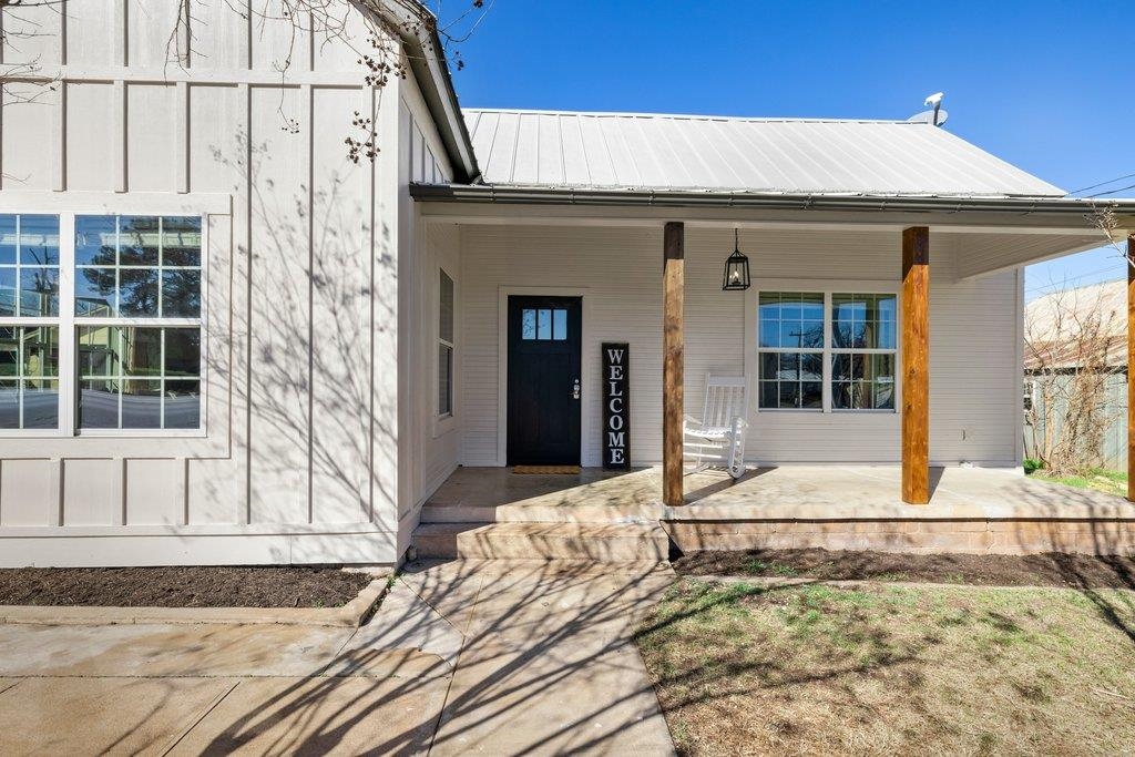 403 West Main Street Llano, TX 78643 - Photo 3 of 28 a front view of a house