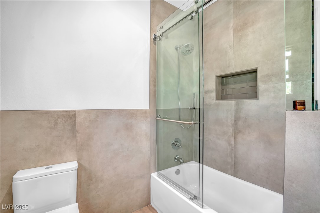 1318 Denver Street Boulder City, NV 89005 - Photo 18 of 32 Bathroom with enclosed tub / shower combo and toilet