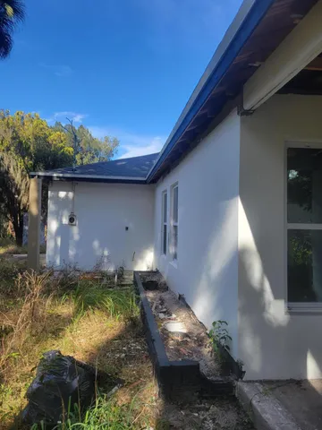 a view of back yard of the house