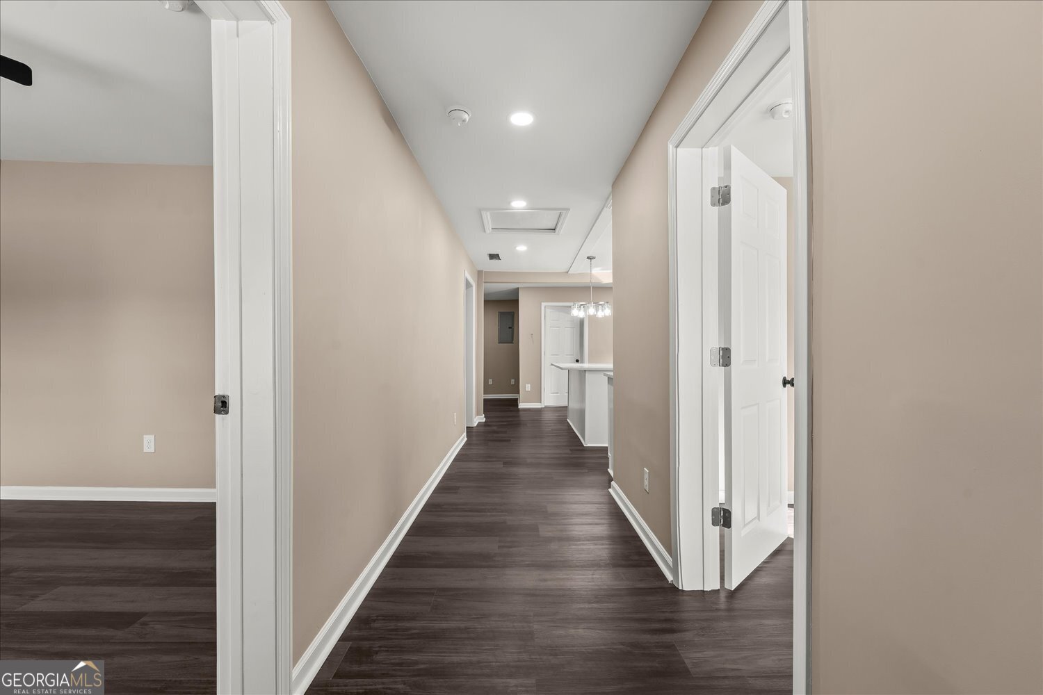 401 Baltimore Road Washington, GA 30673 - Photo 4 of 22 a view of a hallway with wooden floor