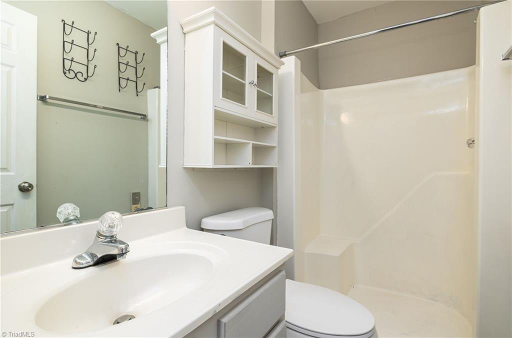 5425 Styers Ferry Road Clemmons, NC 27012 - Photo 15 of 31 Primary bath