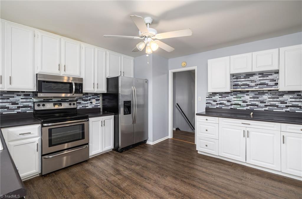5425 Styers Ferry Road Clemmons, NC 27012 - Photo 10 of 31 Large kitchen, refrigerator stays