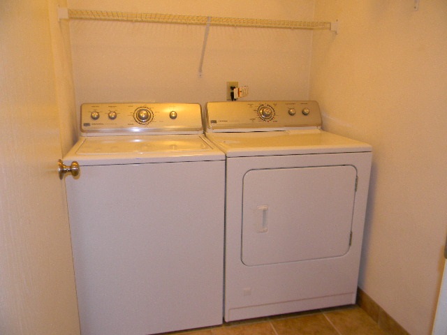 6688 North Point Road Rockford, IL 61108 - Photo 8 of 24 a utility room with dryer and washer