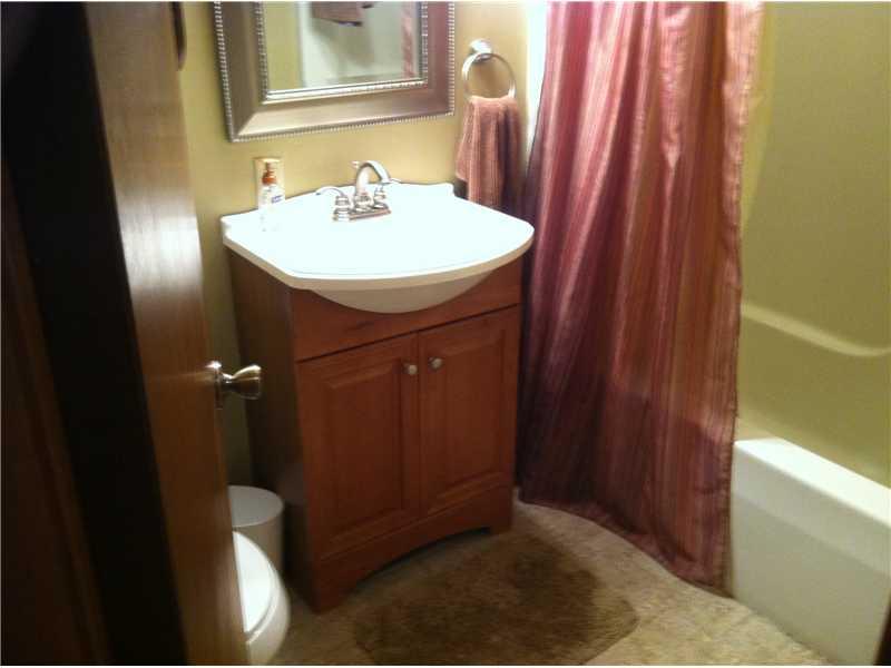 4 Highland Drive McKees Rocks, PA 15136 - Photo 8 of 19 Full Bath. 1st floor bath