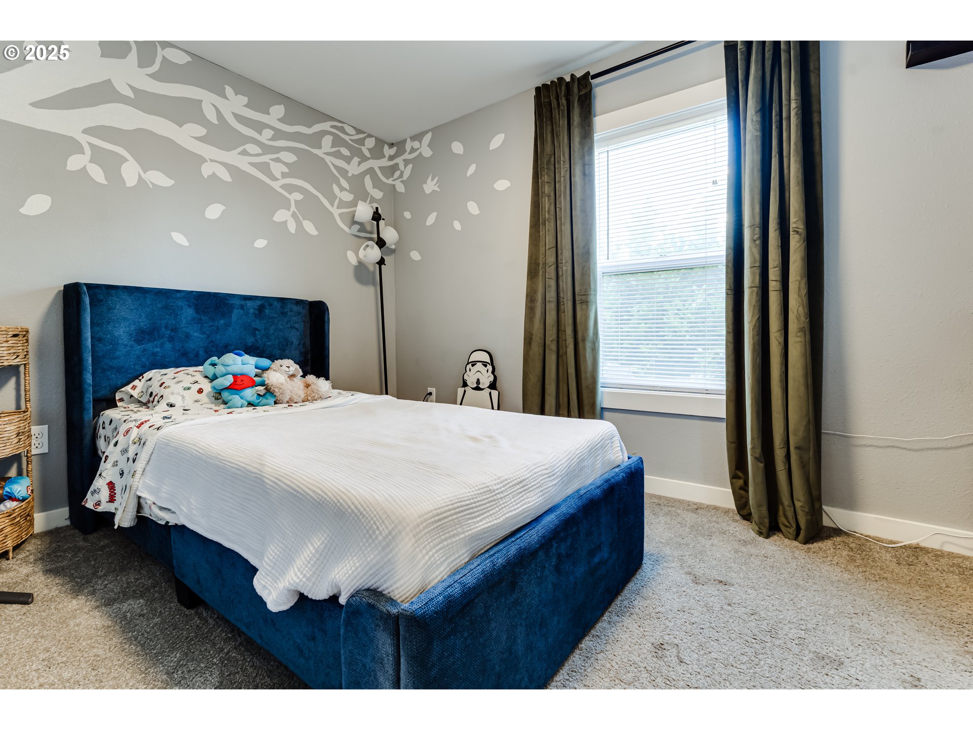 320 26th Street Springfield, OR 97477 - Photo 16 of 24 a spacious bedroom with a bed and a large mirror