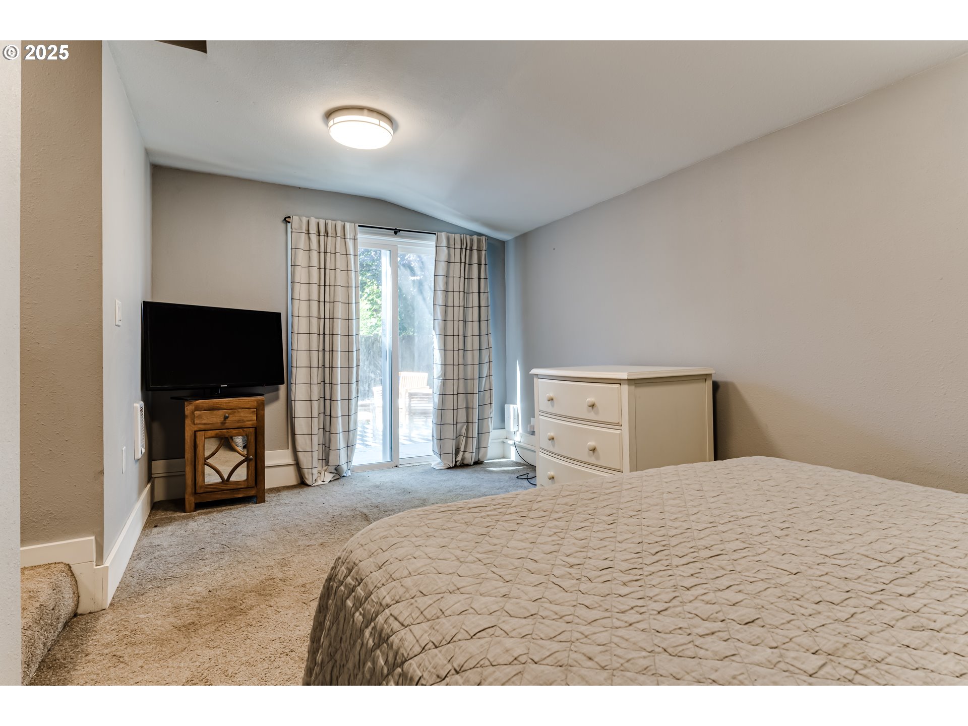 320 26th Street Springfield, OR 97477 - Photo 20 of 24 a bedroom with a bed and a flat screen tv