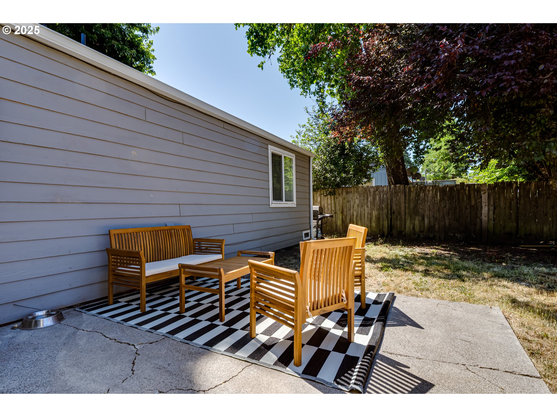 320 26th Street Springfield, OR 97477 - Photo 21 of 24 a view of a patio with table and chairs with wooden fence