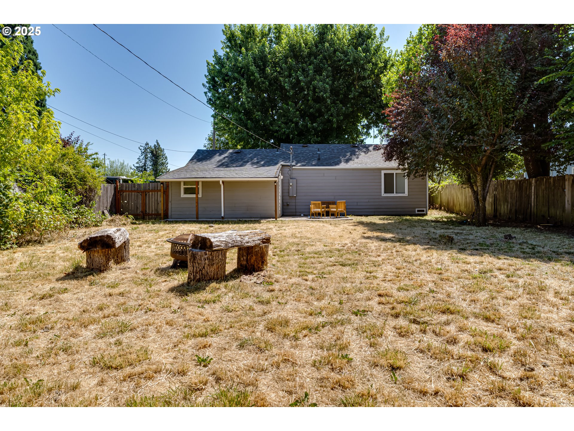 320 26th Street Springfield, OR 97477 - Photo 23 of 24 a backyard of a house with table and chairs