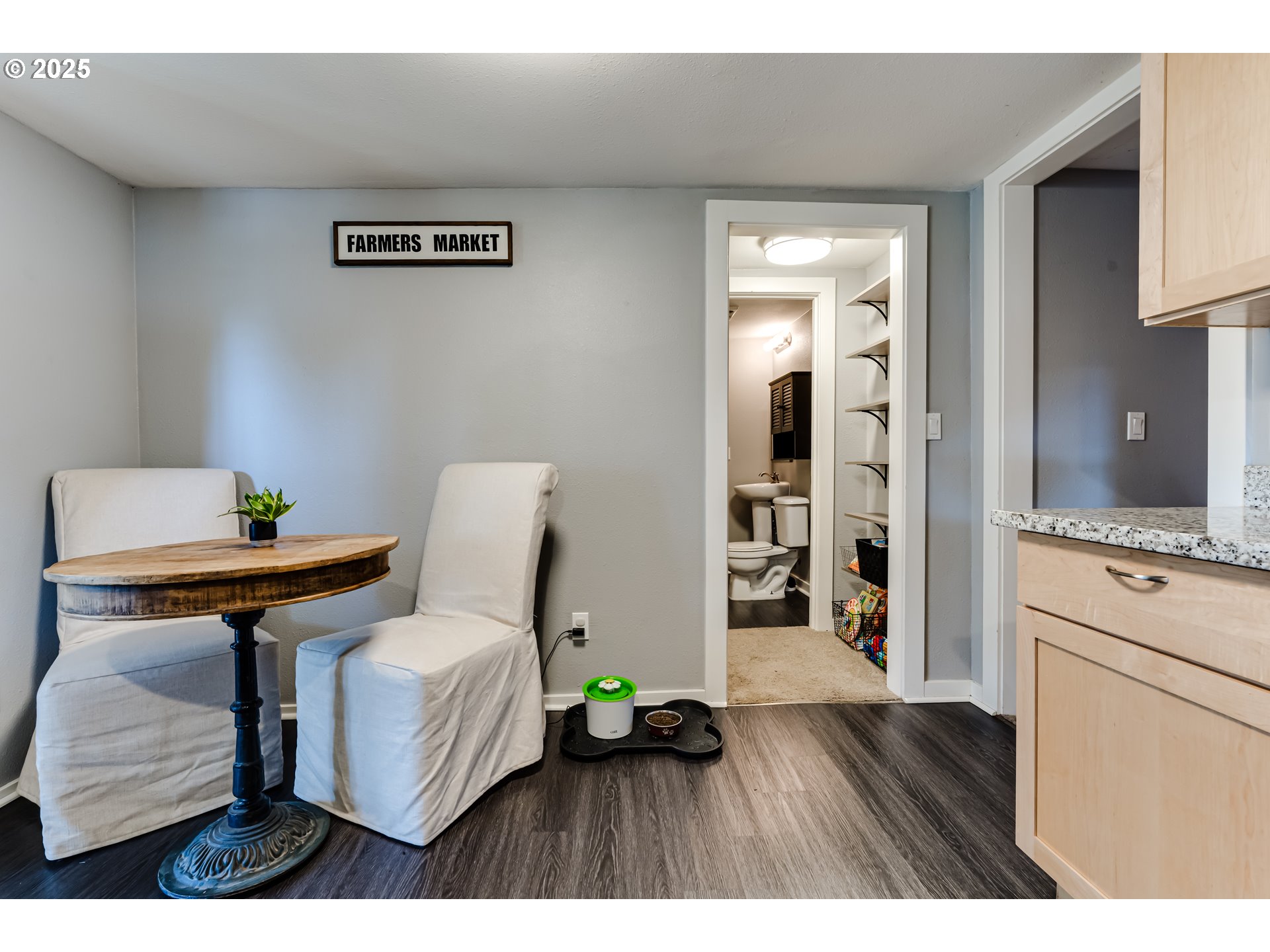 320 26th Street Springfield, OR 97477 - Photo 8 of 24 a living room with furniture and a table