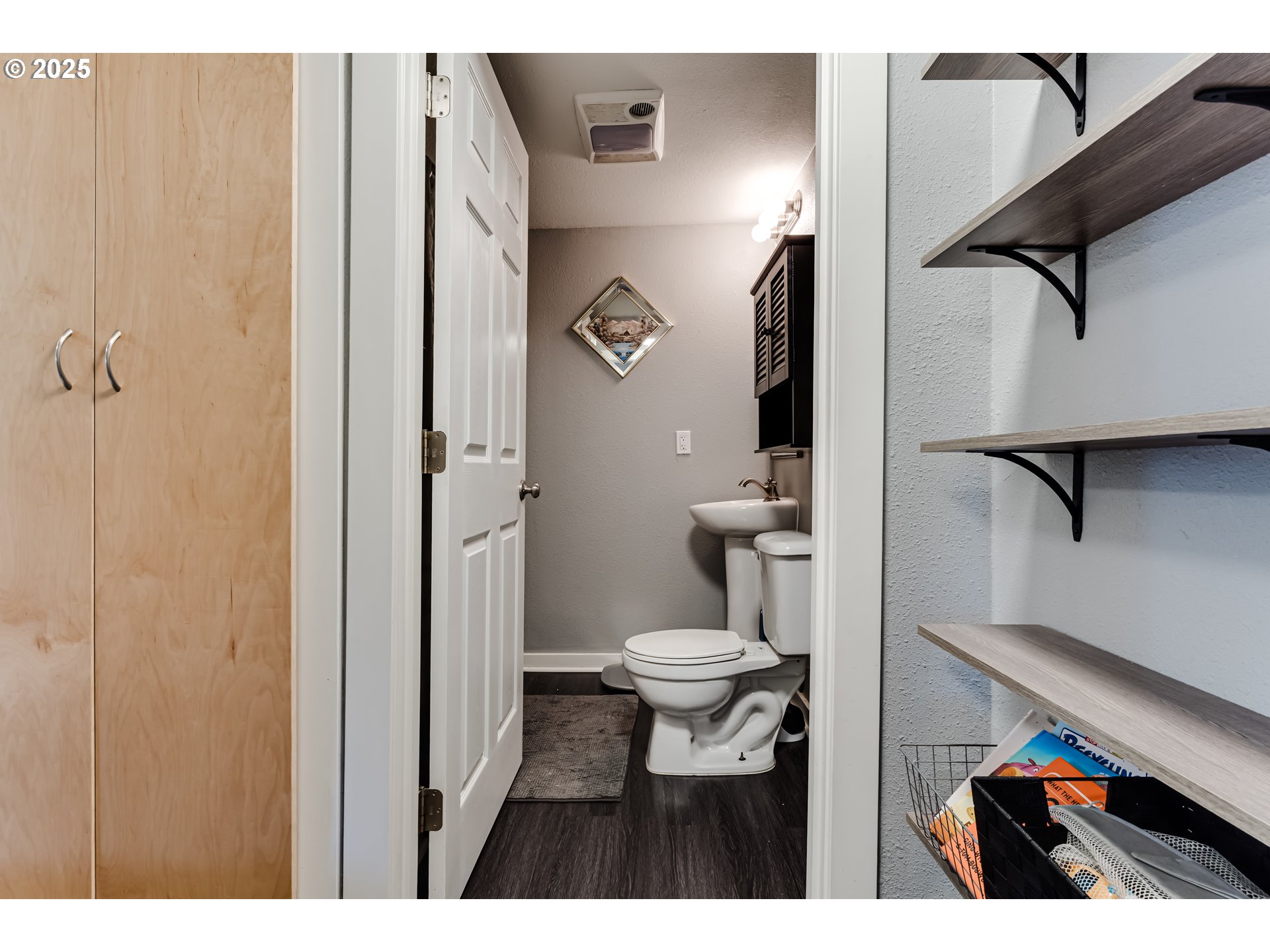 320 26th Street Springfield, OR 97477 - Photo 9 of 24 a bathroom with a sink toilet and shower