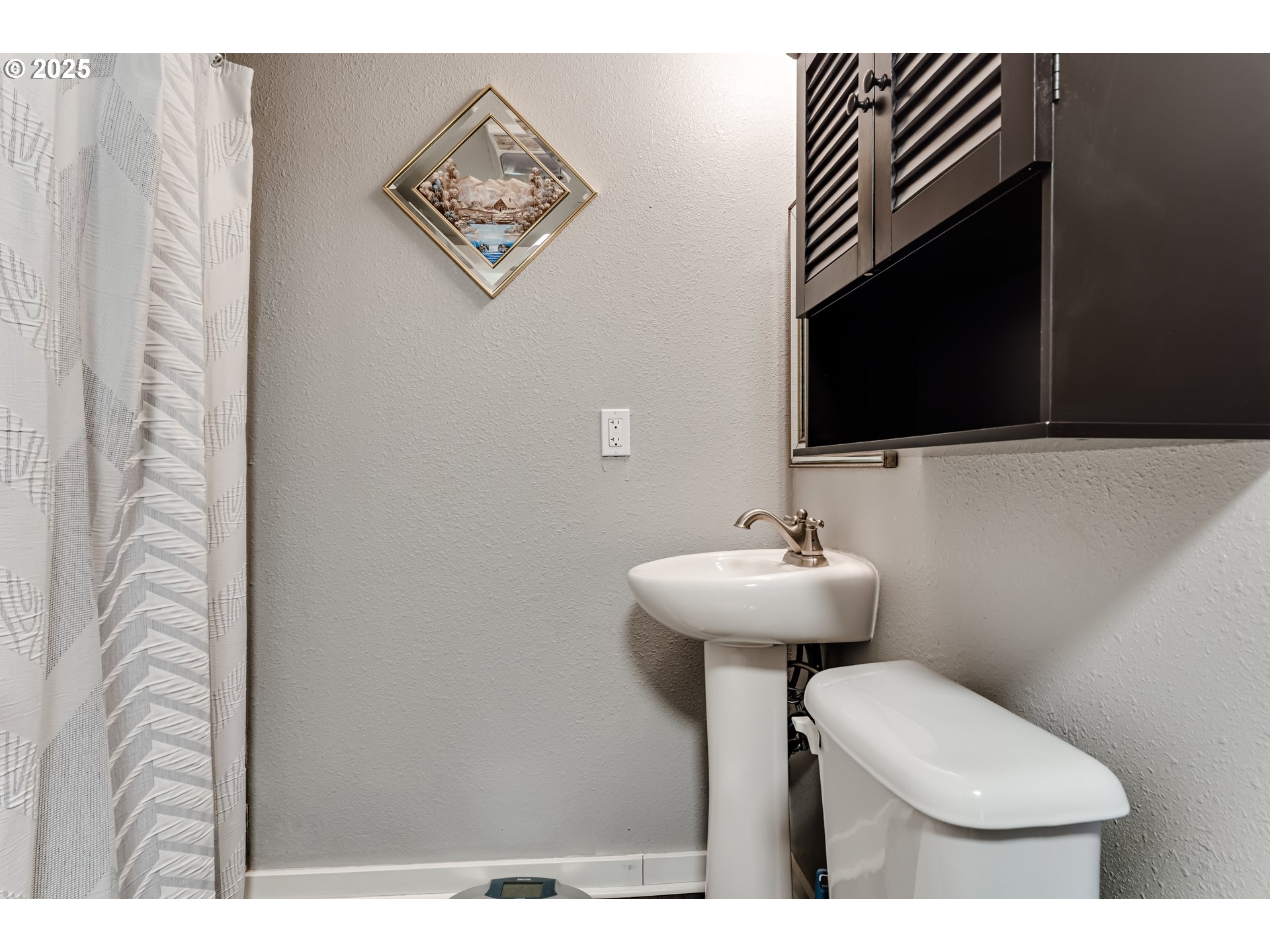 320 26th Street Springfield, OR 97477 - Photo 10 of 24 a bathroom with a sink and a mirror