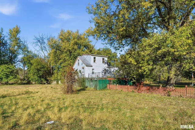 a view of yard with trees