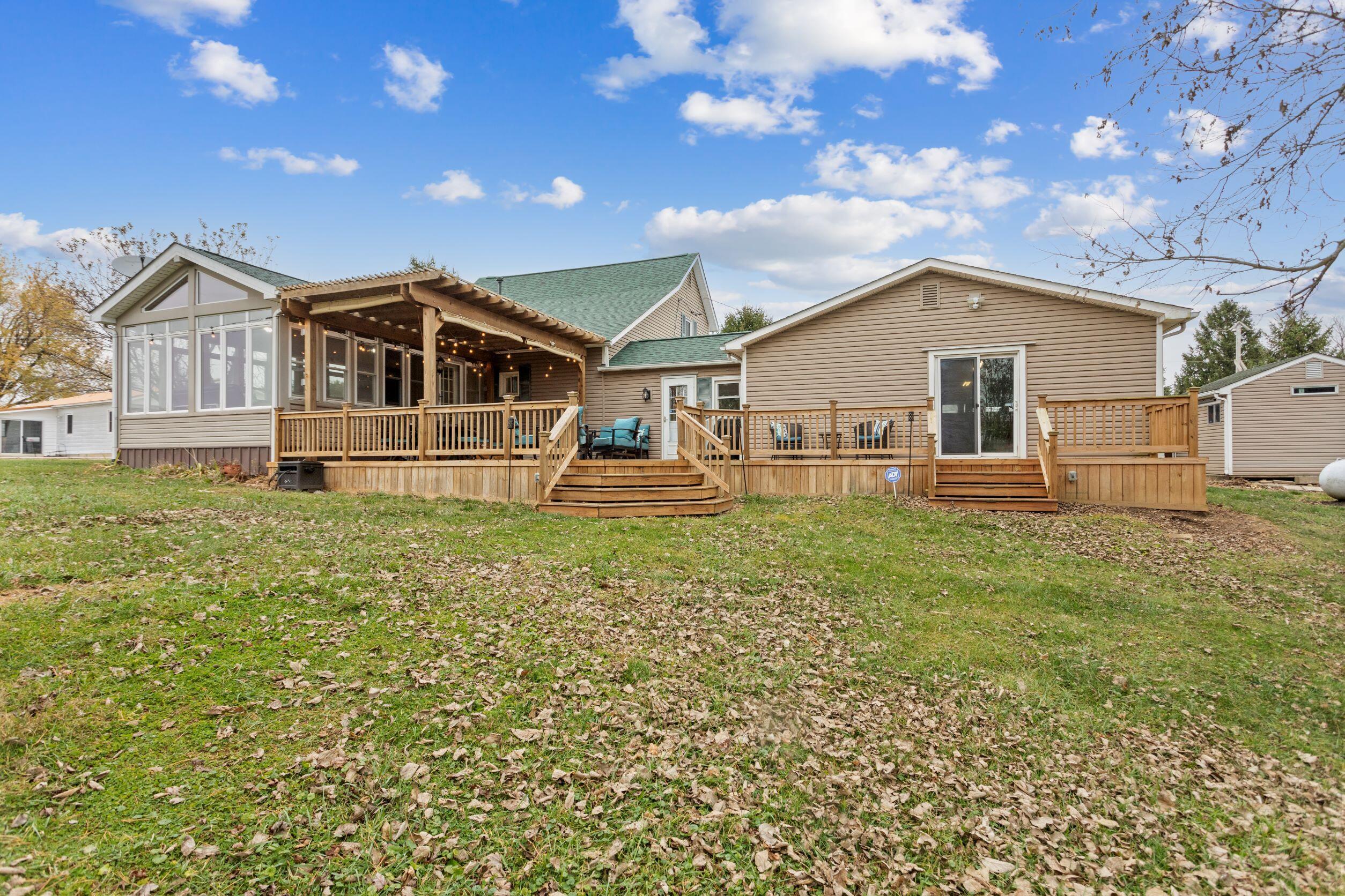 8229 State Rte 207 Mount Sterling, OH 43143 - Photo 31 of 39 Deck