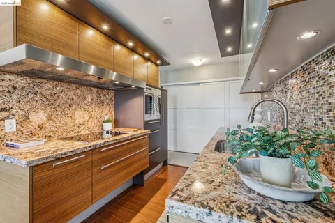 $399,000 | 3 Captain Drive, Unit D406, Emeryville, CA 94608