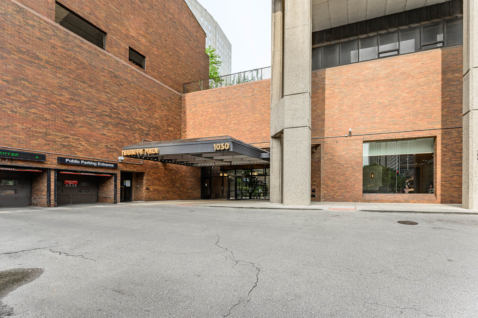 1030 North State Street, Unit 29M Chicago, IL 60610 - Photo 3 of 11 a view of a house with a outdoor space