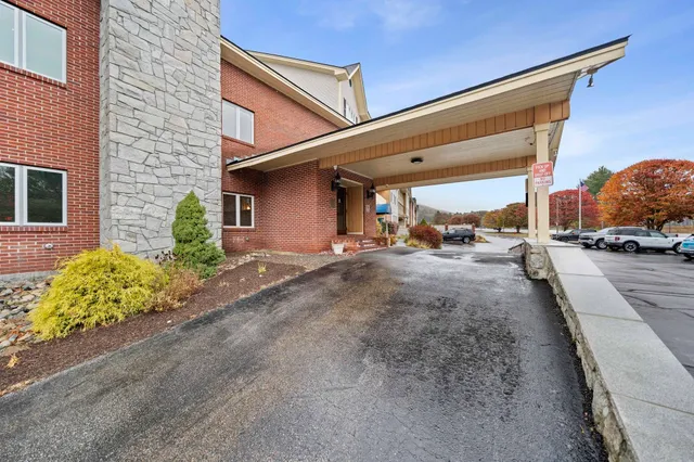 $499,999 | 227 Main Street, Unit 305, Lincoln, NH 03251