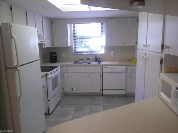 $1,945 | 4963 Pepper Circle, Unit D106, Naples, FL 34113