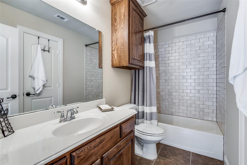 817 Deer Ridge Trail McKinney, TX 75072 - Photo 18 of 35 Full bathroom for 2nd bedroom