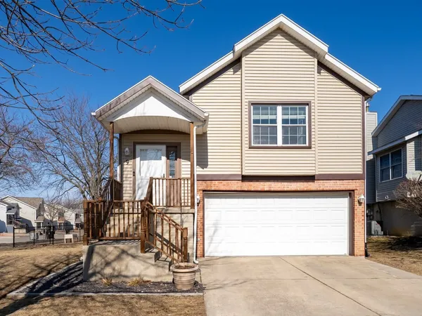 $240,000 | 9 Parkshores Drive, Bloomington, IL 61701