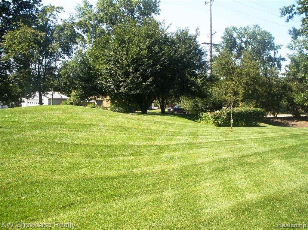 20 Pine Tree Ridge, Unit 2 Waterford, MI 48327 - Photo 2 of 9 P7170027