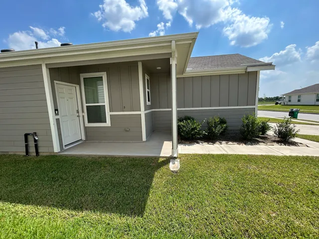 a view of a house with backyard and garden