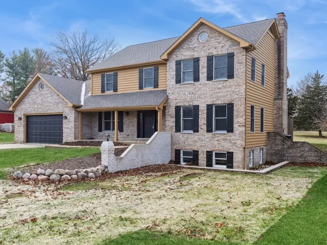 $597,500 | 6105 North Wyndwood Drive, Crystal Lake, IL 60014