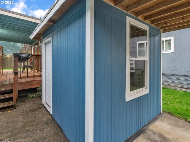 a picture of a black and white wall