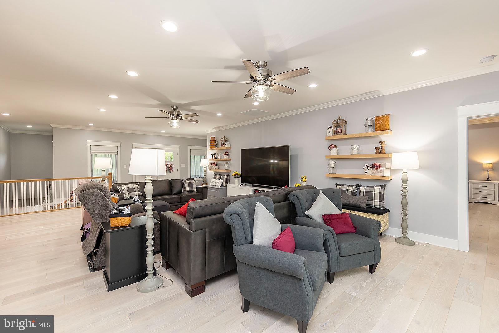 Ceiling fans, crown molding, recessed lighting
