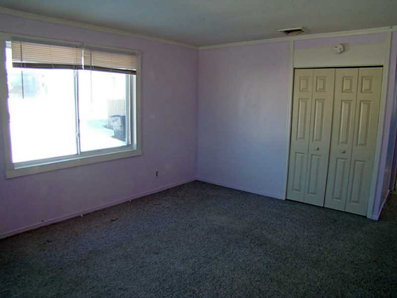 11 Ludlow Road Middletown, RI 02842 - Photo 17 of 24 Living Room. 1 BR Unit Living room.