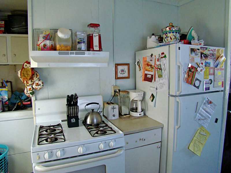 11 Ludlow Road Middletown, RI 02842 - Photo 19 of 24 Kitchen. 2 BR Unit kitchen. Refrigerator belongs to tenant.