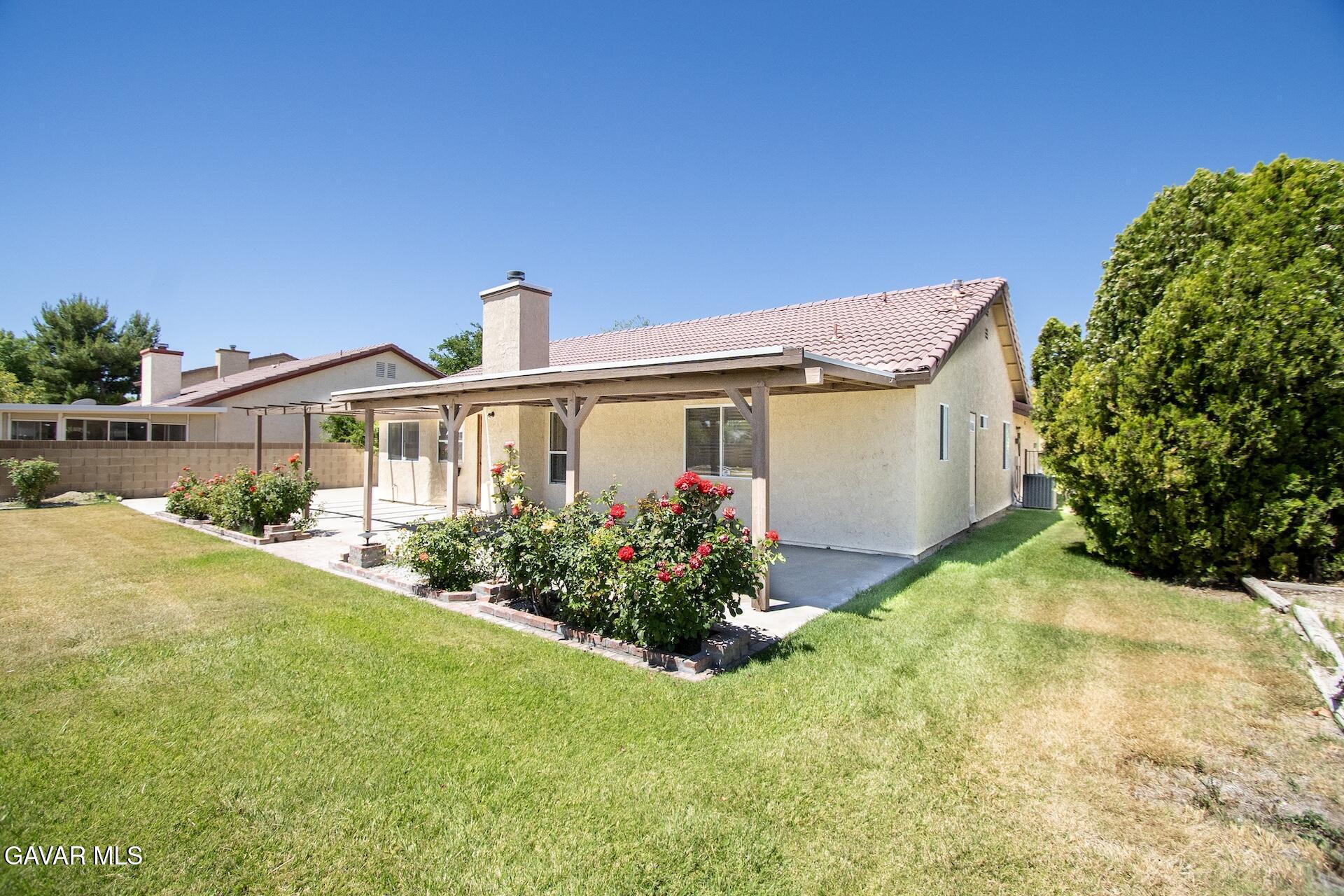 44318 33rd Street West Lancaster, CA 93536 - Photo 4 of 29 a front view of a house with garden
