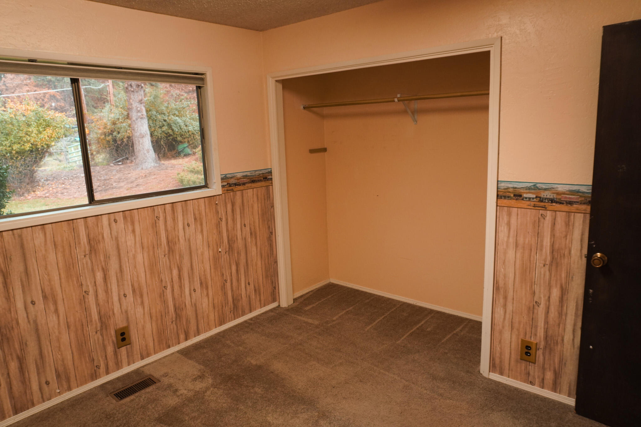 2025 Alta Vista Road Eagle Point, OR 97524 - Photo 23 of 41 Bedroom 2