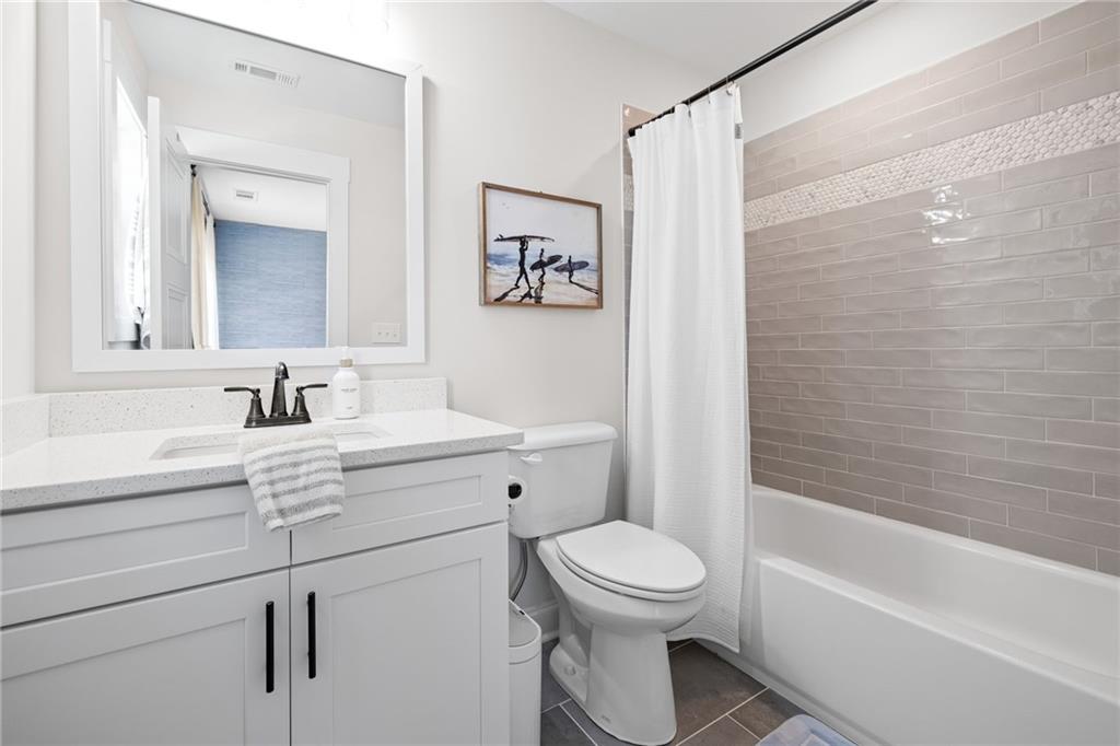 815 North Hampton Way Monroe, GA 30656 - Photo 44 of 89 a bathroom with a sink a toilet and a bathtub