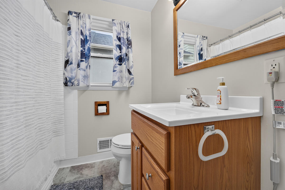 1945 Case Avenue Racine, WI 53403 - Photo 7 of 17 Family Bath